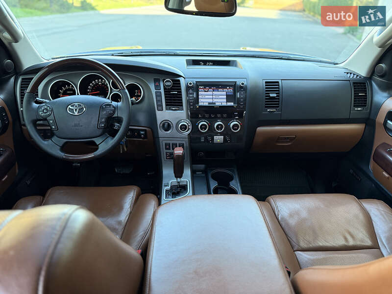 Внедорожник / Кроссовер Toyota Sequoia 2011 в Тернополе