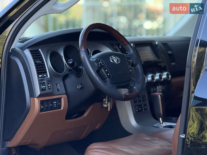 Внедорожник / Кроссовер Toyota Sequoia 2011 в Тернополе