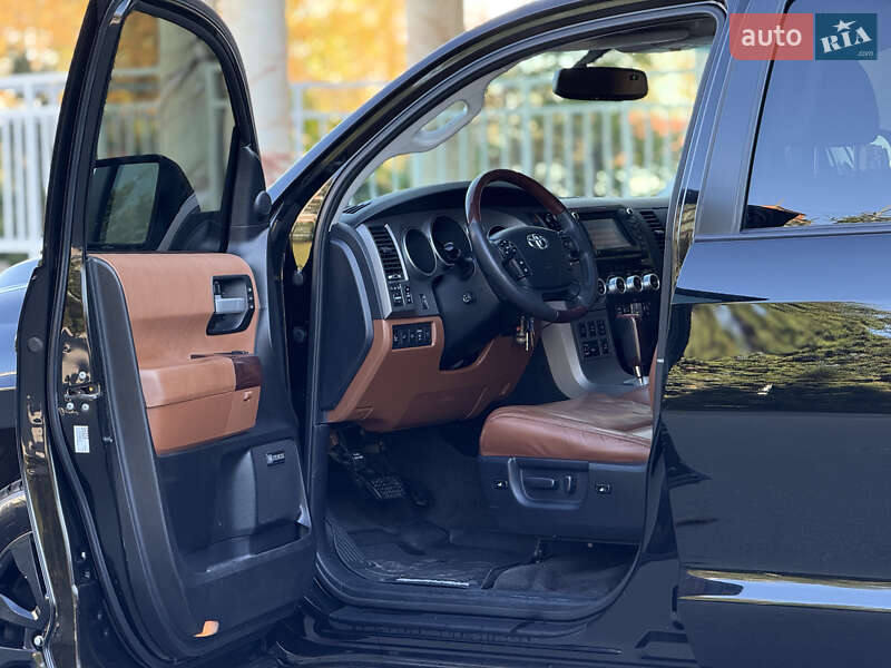 Внедорожник / Кроссовер Toyota Sequoia 2011 в Тернополе