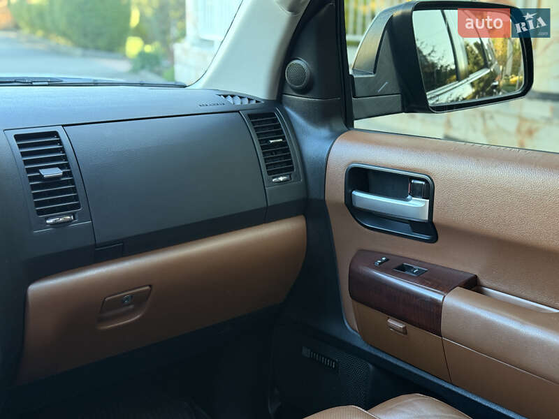 Внедорожник / Кроссовер Toyota Sequoia 2011 в Тернополе