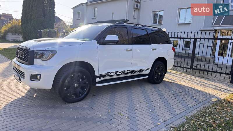 Внедорожник / Кроссовер Toyota Sequoia 2016 в Киеве