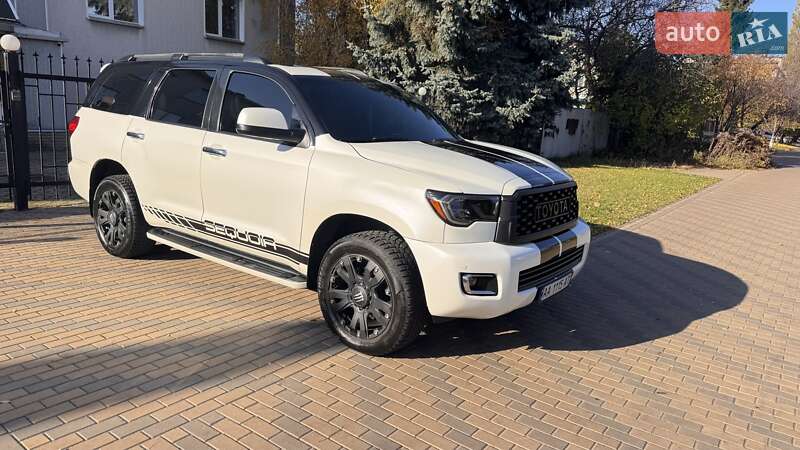 Внедорожник / Кроссовер Toyota Sequoia 2016 в Киеве