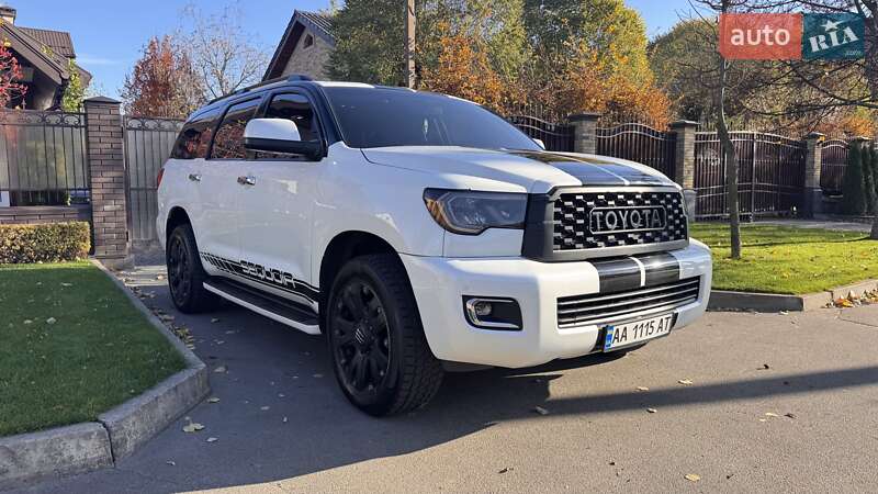 Внедорожник / Кроссовер Toyota Sequoia 2016 в Киеве