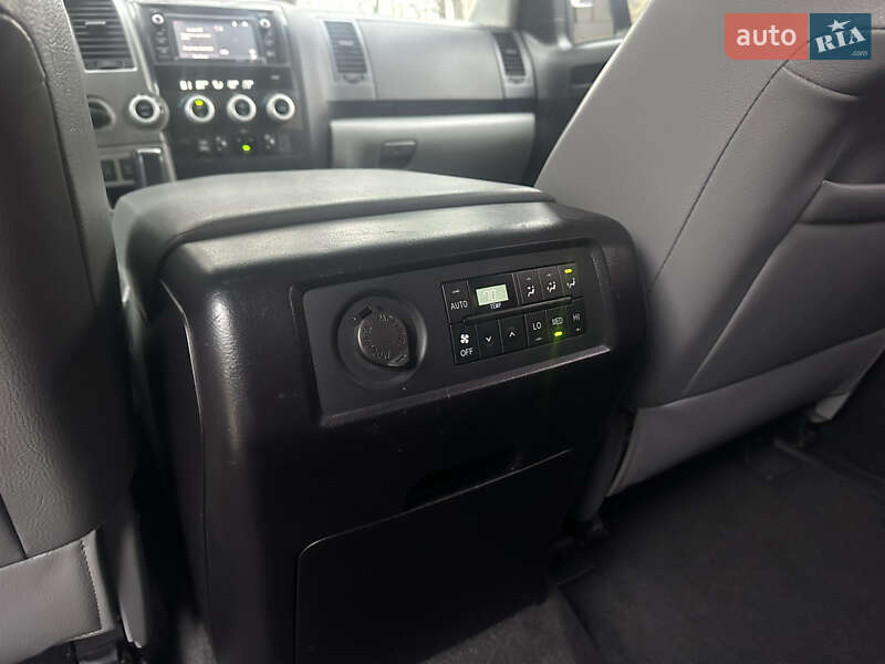 Позашляховик / Кросовер Toyota Sequoia 2014 в Києві