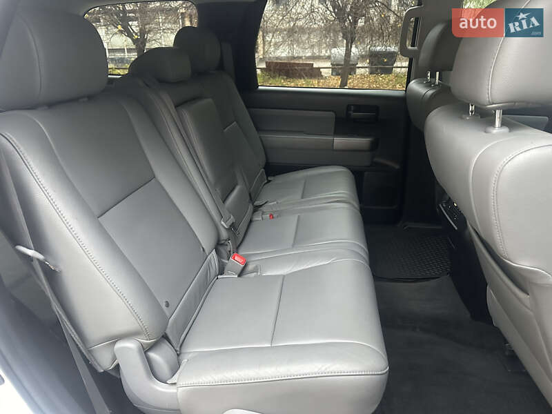 Позашляховик / Кросовер Toyota Sequoia 2014 в Києві