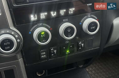 Внедорожник / Кроссовер Toyota Sequoia 2014 в Киеве