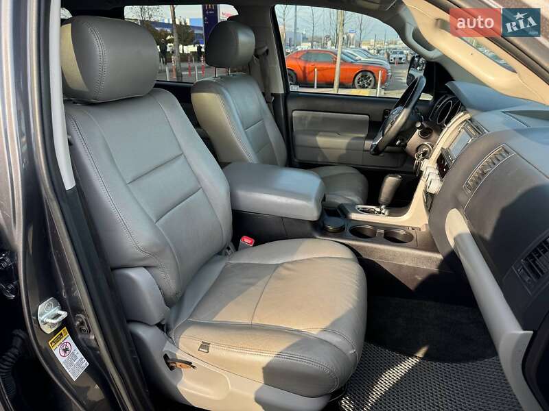 Внедорожник / Кроссовер Toyota Sequoia 2014 в Киеве