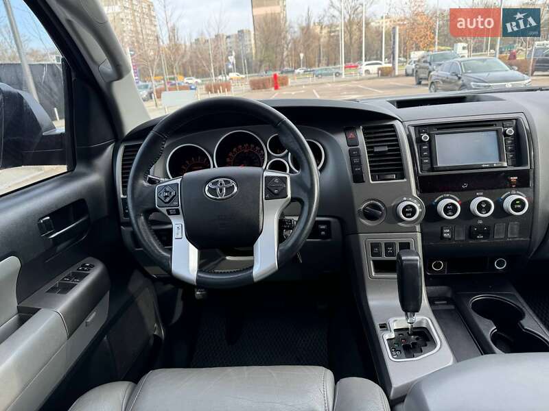 Внедорожник / Кроссовер Toyota Sequoia 2014 в Киеве
