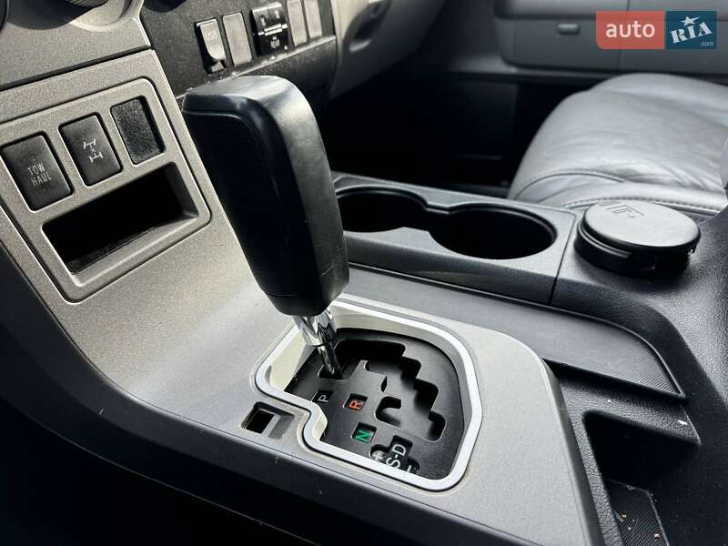 Внедорожник / Кроссовер Toyota Sequoia 2014 в Киеве