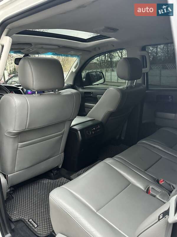 Внедорожник / Кроссовер Toyota Sequoia 2013 в Ивано-Франковске