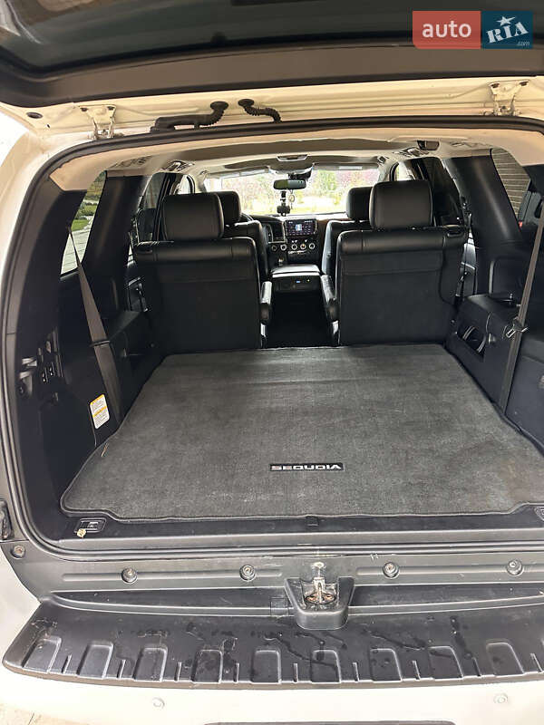 Позашляховик / Кросовер Toyota Sequoia 2018 в Києві