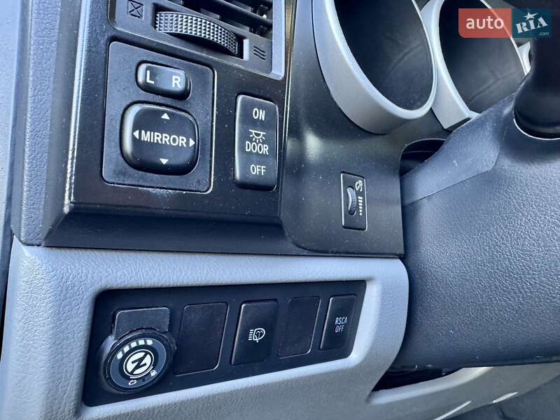 Позашляховик / Кросовер Toyota Sequoia 2011 в Києві