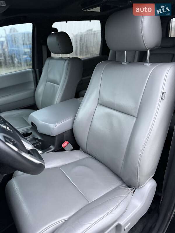 Позашляховик / Кросовер Toyota Sequoia 2016 в Києві