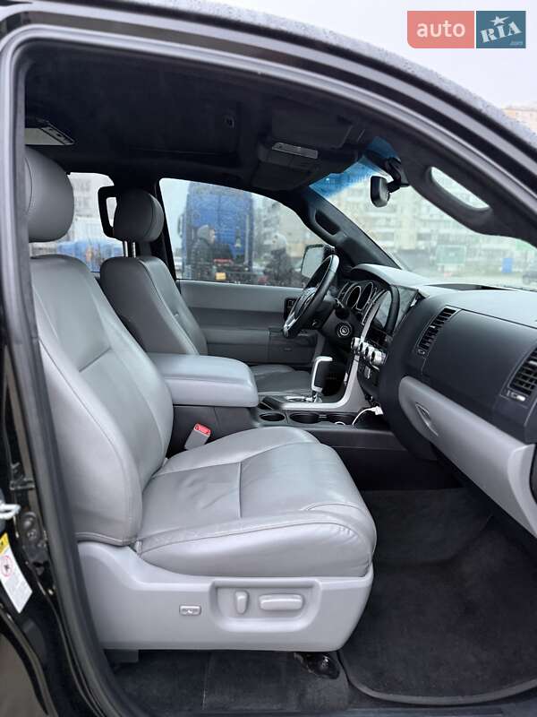 Позашляховик / Кросовер Toyota Sequoia 2016 в Києві