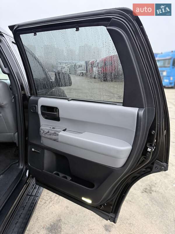 Позашляховик / Кросовер Toyota Sequoia 2016 в Києві