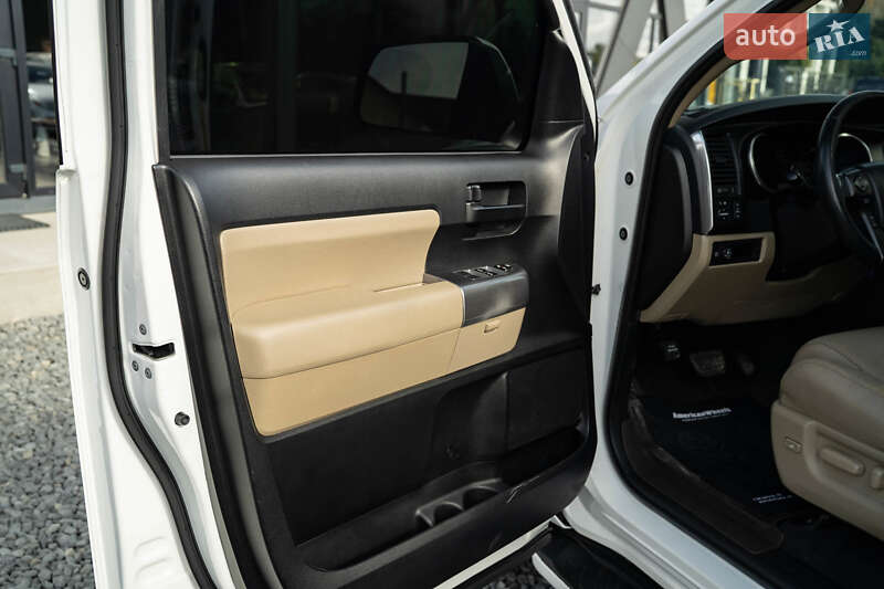 Позашляховик / Кросовер Toyota Sequoia 2018 в Чернівцях