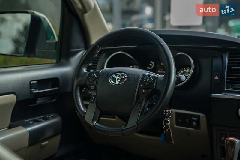 Позашляховик / Кросовер Toyota Sequoia 2018 в Чернівцях