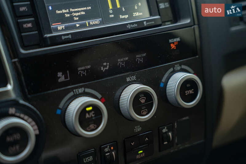 Позашляховик / Кросовер Toyota Sequoia 2018 в Чернівцях