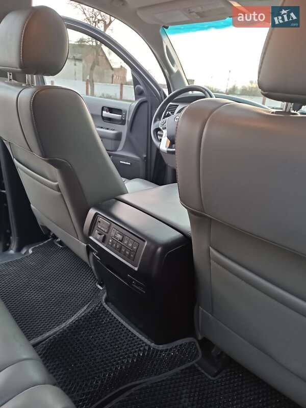 Позашляховик / Кросовер Toyota Sequoia 2016 в Славуті