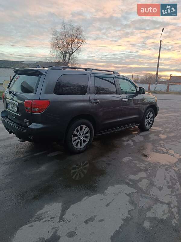 Позашляховик / Кросовер Toyota Sequoia 2016 в Славуті