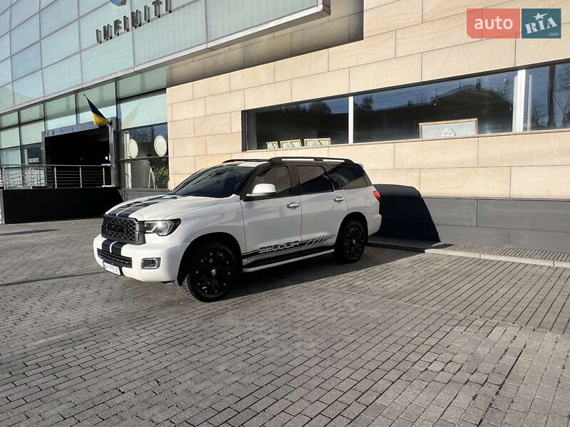 Позашляховик / Кросовер Toyota Sequoia 2016 в Києві