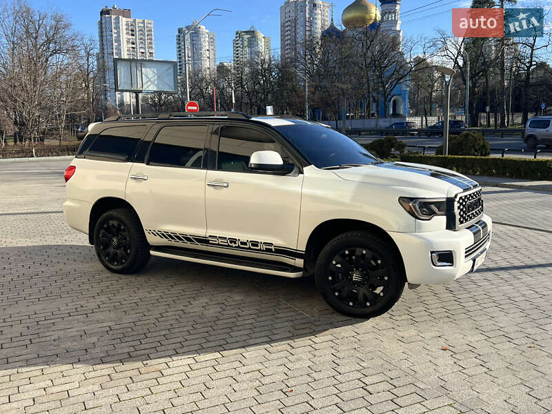Позашляховик / Кросовер Toyota Sequoia 2016 в Києві