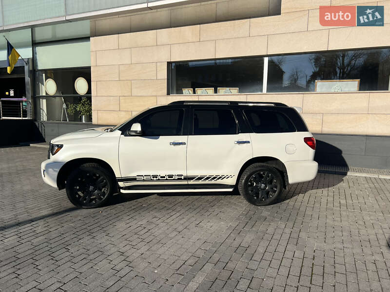Позашляховик / Кросовер Toyota Sequoia 2016 в Києві