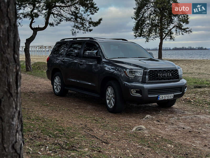 Внедорожник / Кроссовер Toyota Sequoia 2016 в Черкассах