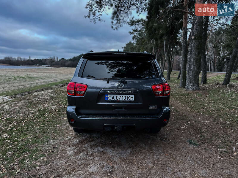 Внедорожник / Кроссовер Toyota Sequoia 2016 в Черкассах