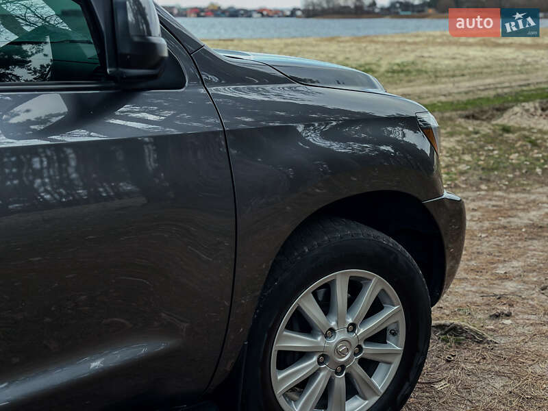 Внедорожник / Кроссовер Toyota Sequoia 2016 в Черкассах