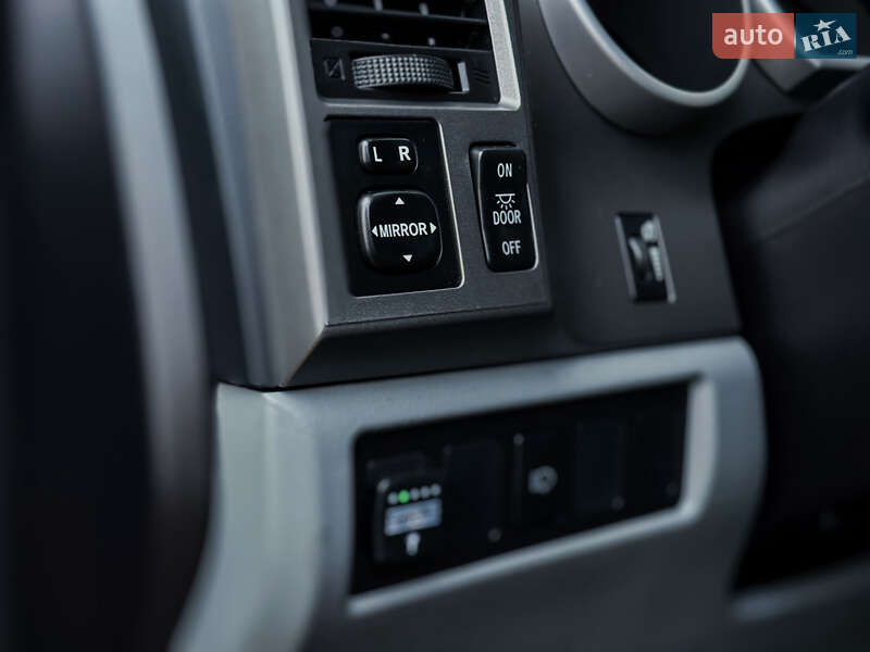 Внедорожник / Кроссовер Toyota Sequoia 2016 в Черкассах