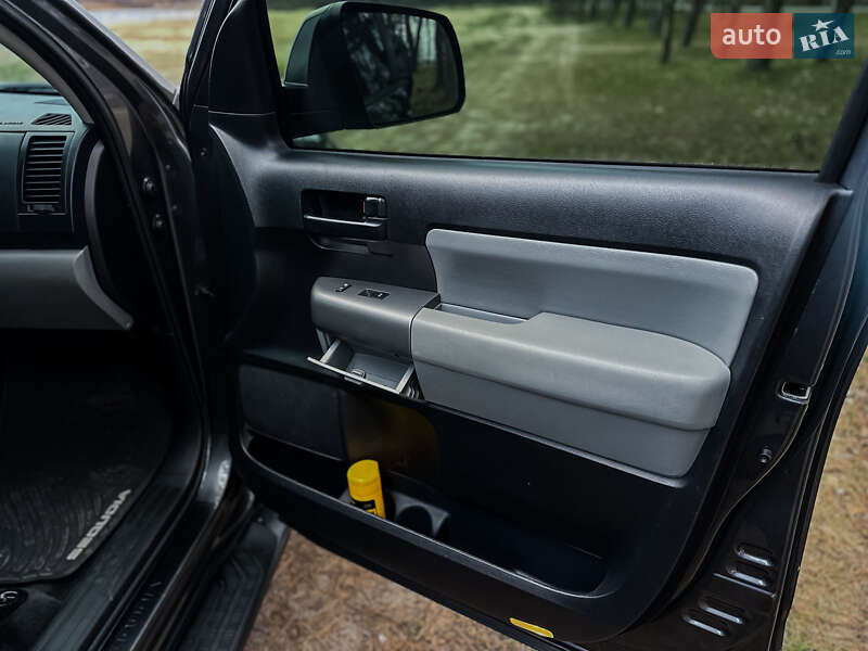 Внедорожник / Кроссовер Toyota Sequoia 2016 в Черкассах