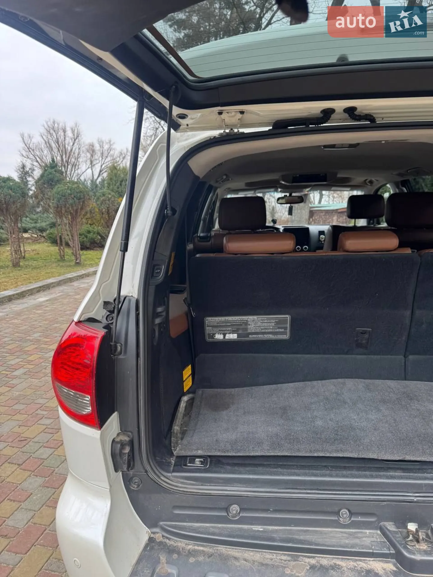 2011 Toyota Sequoia - мініатюра 16