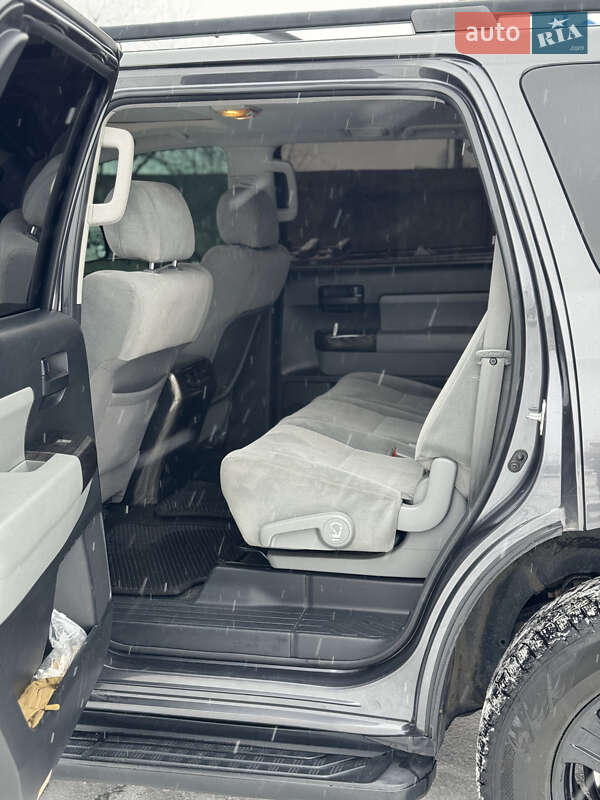 Внедорожник / Кроссовер Toyota Sequoia 2013 в Луцке