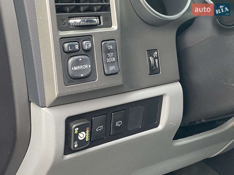 Внедорожник / Кроссовер Toyota Sequoia 2015 в Одессе