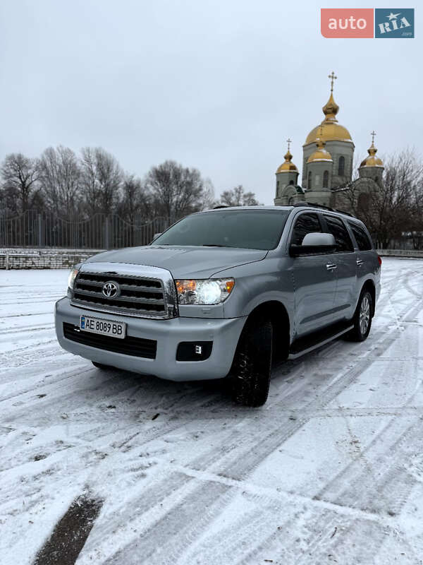 Внедорожник / Кроссовер Toyota Sequoia 2015 в Днепре