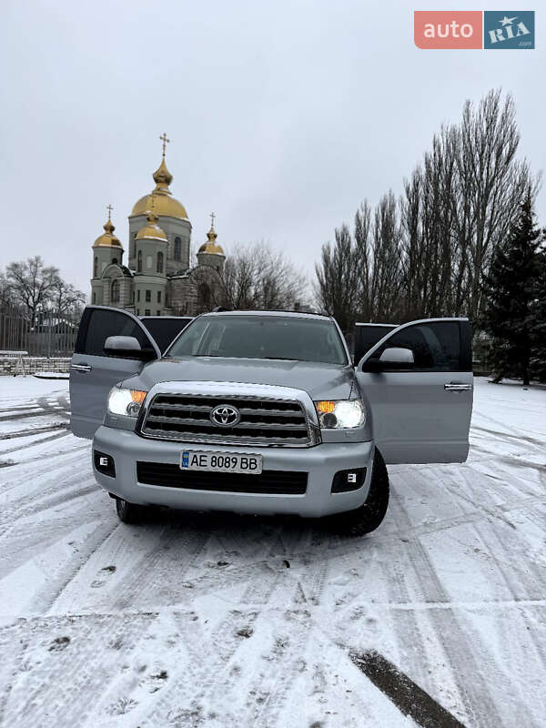 Внедорожник / Кроссовер Toyota Sequoia 2015 в Днепре