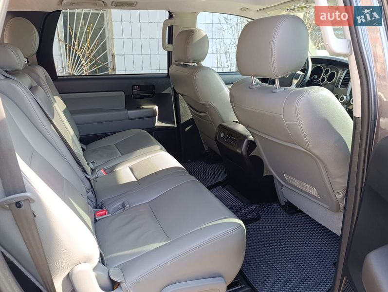 Внедорожник / Кроссовер Toyota Sequoia 2014 в Виннице