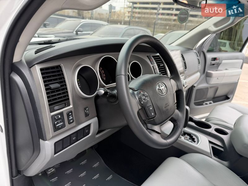 Внедорожник / Кроссовер Toyota Sequoia 2013 в Киеве