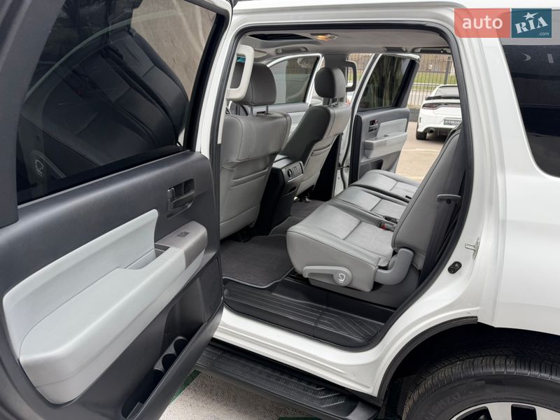 Внедорожник / Кроссовер Toyota Sequoia 2013 в Киеве