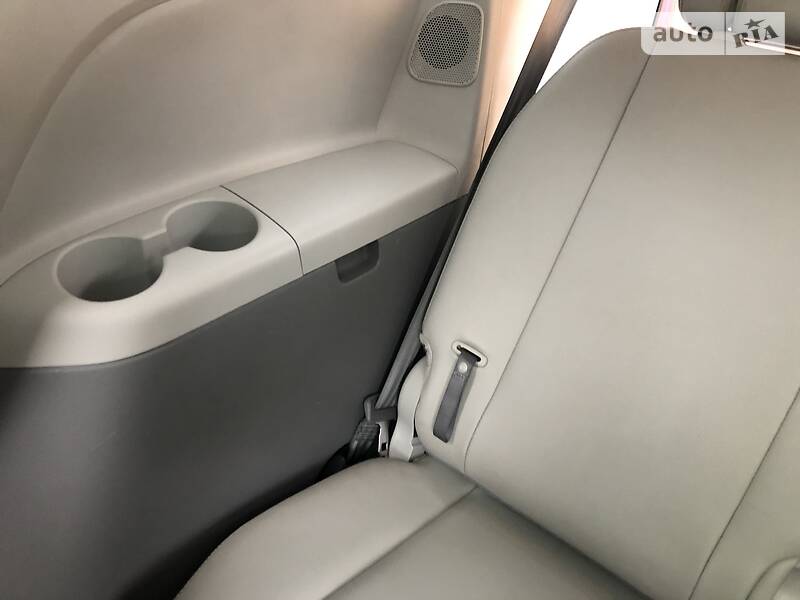 Мінівен Toyota Sienna 2014 в Житомирі