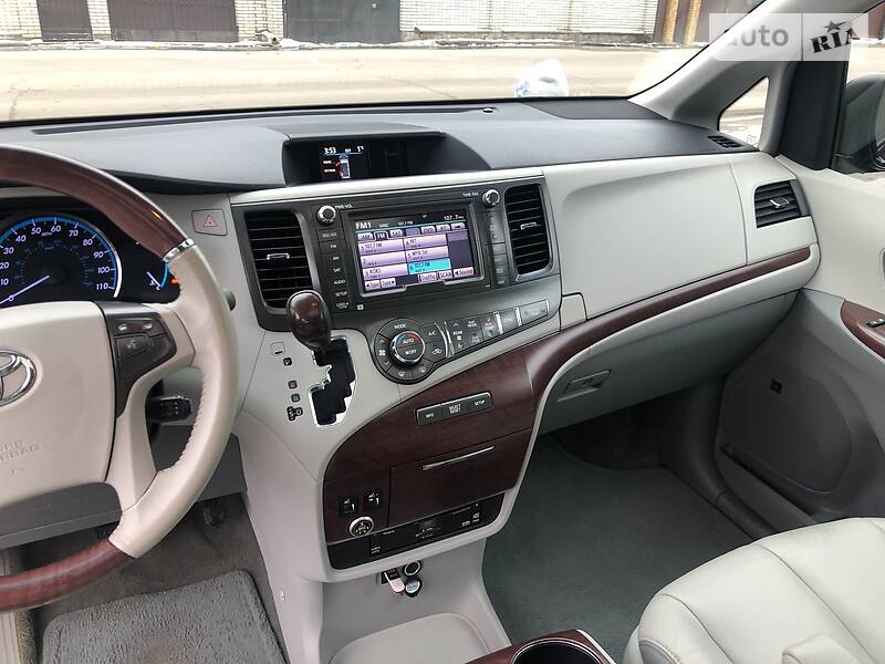 Мінівен Toyota Sienna 2014 в Житомирі