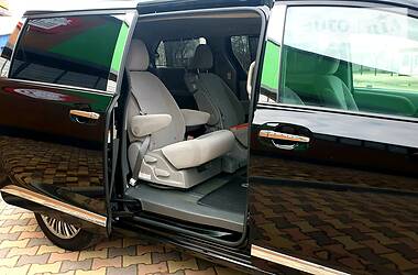 Мінівен Toyota Sienna 2015 в 