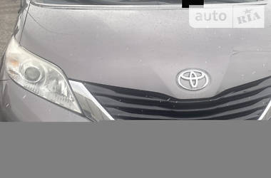 Toyota Sienna 2011