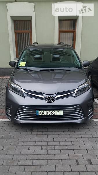 Мінівен Toyota Sienna 2017 в Києві