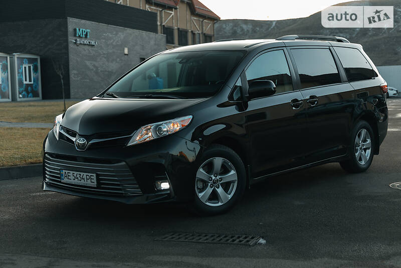 Минивэн Toyota Sienna 2018 в Киеве