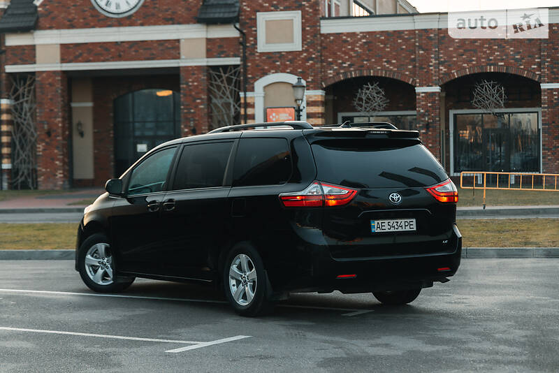 Минивэн Toyota Sienna 2018 в Киеве