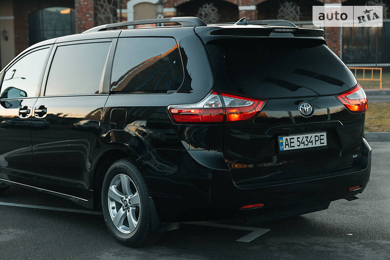 Минивэн Toyota Sienna 2018 в Киеве