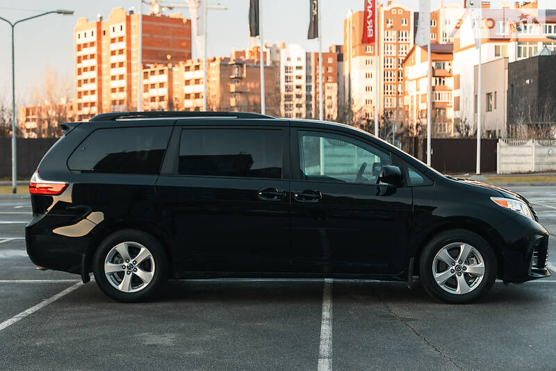 Минивэн Toyota Sienna 2018 в Киеве