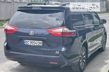Мінівен Toyota Sienna 2018 в Львові